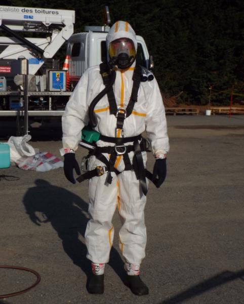 Le couvreur Attila Lorient répare une plaque sur toiture amiantée