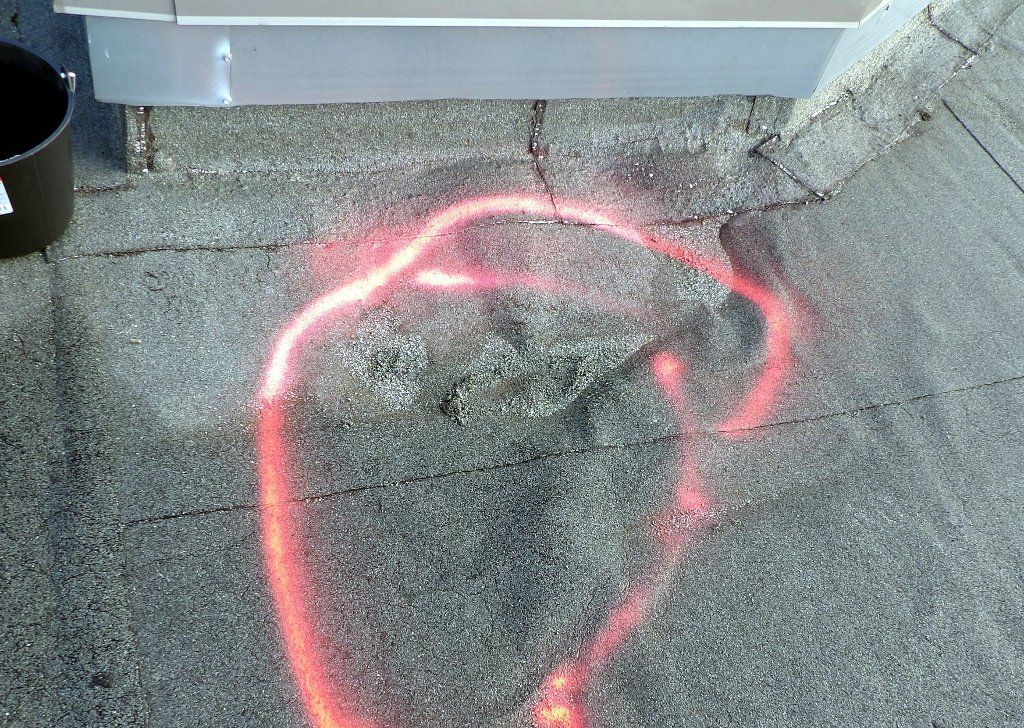 Etanchéité en bitume en piteux état présentant des fuites.