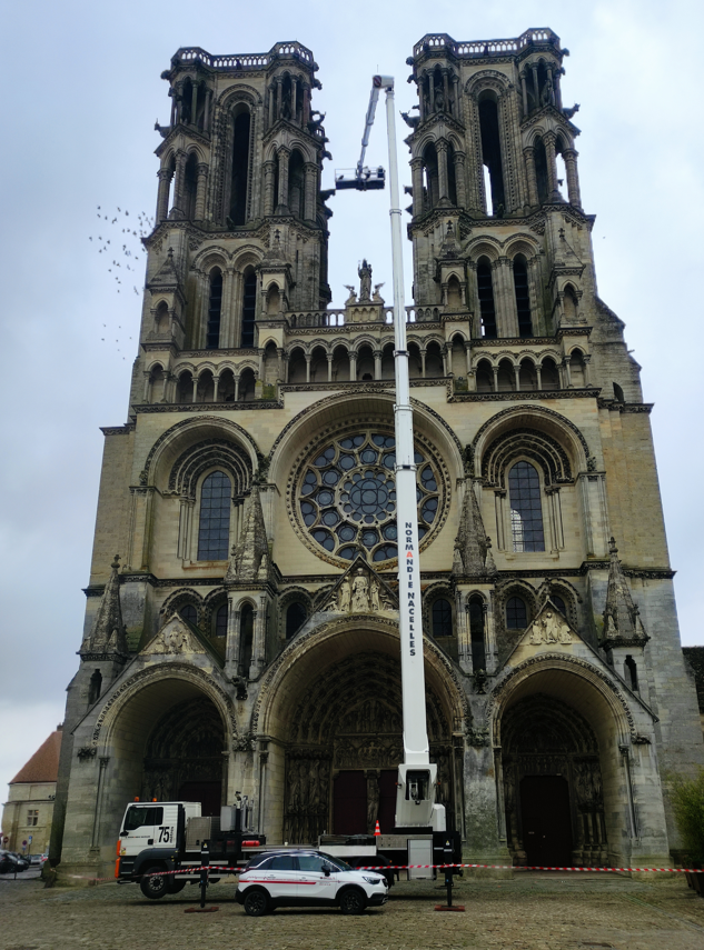 Déploiement de la nacelle sur le parvis de la Cathédrale de Laon