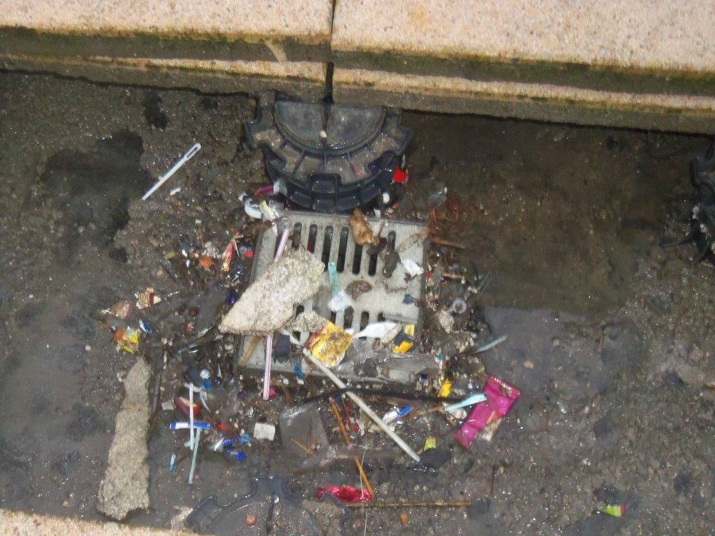 Déchets-sous-les-dalles-d'une-terrasse-en-Seine-et-Marne-77