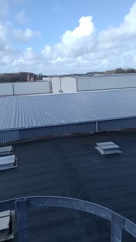 Un toit bâché mais qui doit être surveillé avec attention