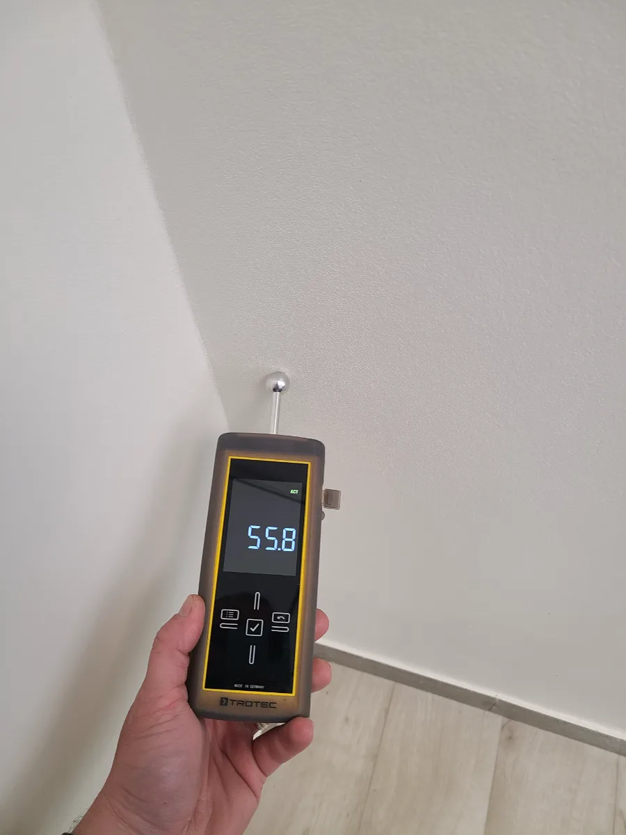 Diagnostic de fuite toiture à Angoulême – appareil TROTEC mesurant 55,8 % d’humidité lors d’une infiltration.