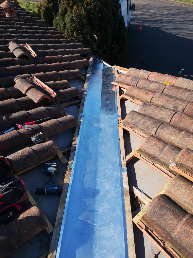 Réfection de noue en zinc à Angoulême – réparation localisée d’une toiture