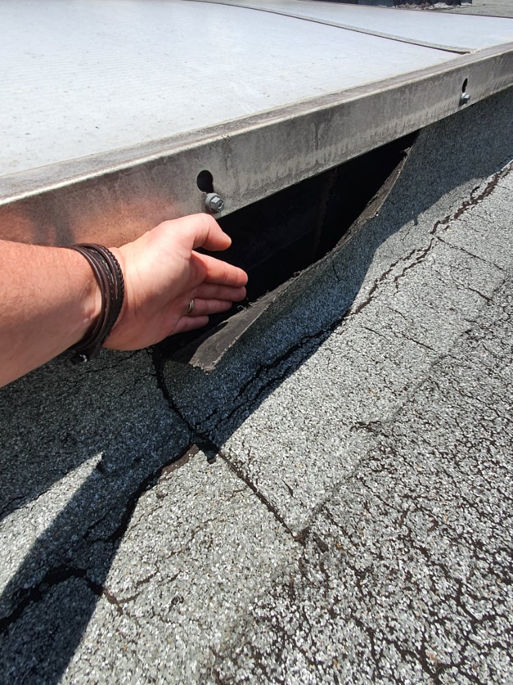 Toit bitumé d'une entreprise à Châteaubernard Cognac abîmé