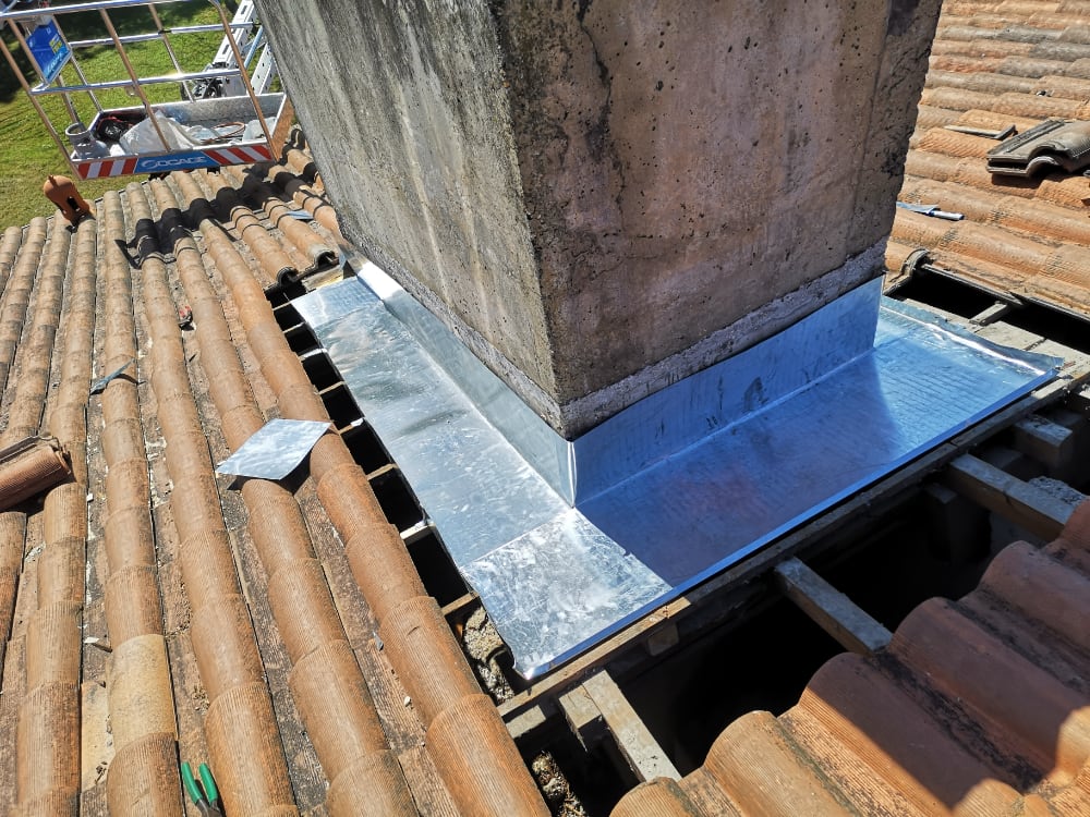 réparer et surveiller l'étanchéité évite de remplacer la toiture à Cognac abergement en zinc de cheminée à Cognac