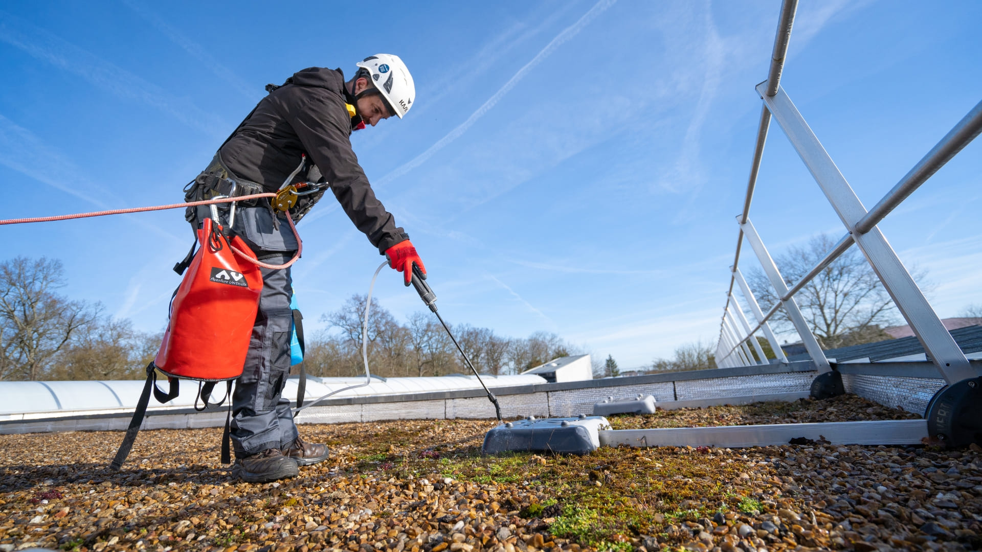Démoussage de toiture avec des produits sans dangeoristé