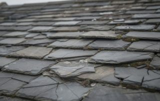 Ardoises (fissurées, arêtiers déplacés)