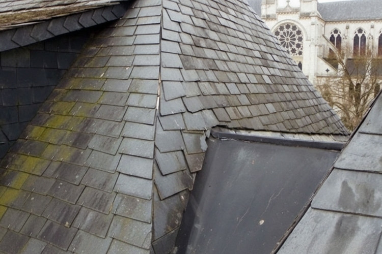 Arêtier déplacé à réparer