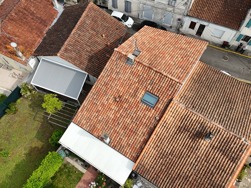 Toiture et verrière nettoyées à Soyaux – entretien avant l’hiver Vue drone d’une verrière et d’une toiture entretenue à Soyaux