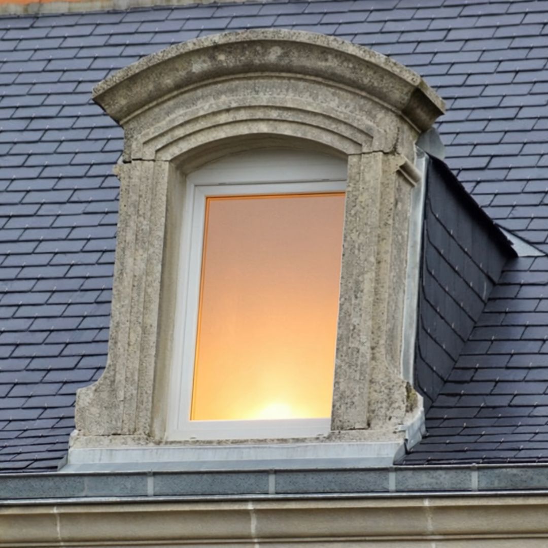 Lucarne à fronton cintré